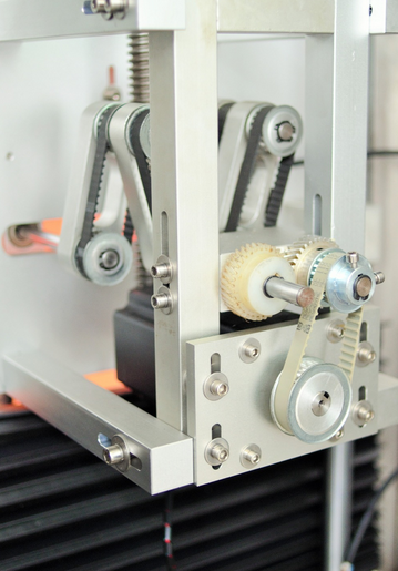 Etiketteermachine met krimpkous voor dop en behuizing met twee koppen