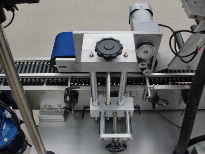 Etiketten zelfklevende machine van hoge snelheid kleine ronde blikken, machine van de het etiketsticker van de oog zwarte fles voor schoonheidsmiddelen