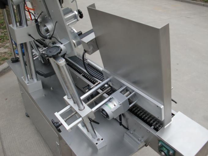 Etiketten zelfklevende machine van hoge snelheid kleine ronde blikken, machine van de het etiketsticker van de oog zwarte fles voor schoonheidsmiddelen