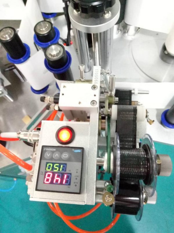 Label Automatische Doubel Zijsticker Etiketteringsmachine met oproepapparaat en codeermachine