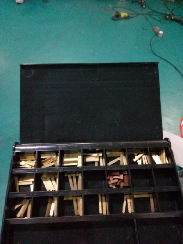 Label Automatische Doubel Zijsticker Etiketteringsmachine met oproepapparaat en codeermachine