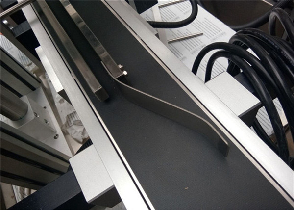 Volautomatische bovenste etiketteermachine voor het etiketteren van plastic lege enveloppen