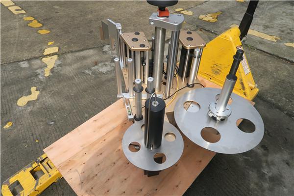 Roterende etiketteermachine voor ronde flessen met rotatieschoteletiketteermachinesysteem