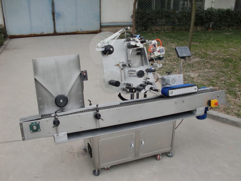 China Transportbandmotor HY merk flacon etiketteermachine, 7e batterij label sticker machine voor elektronicaleverancier