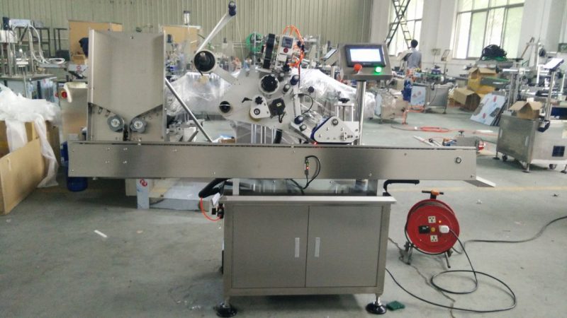 China Hoge snelheid kleine ronde blikjes label zelfklevende machine, oog zwarte fles label sticker machine voor cosmetica leverancier